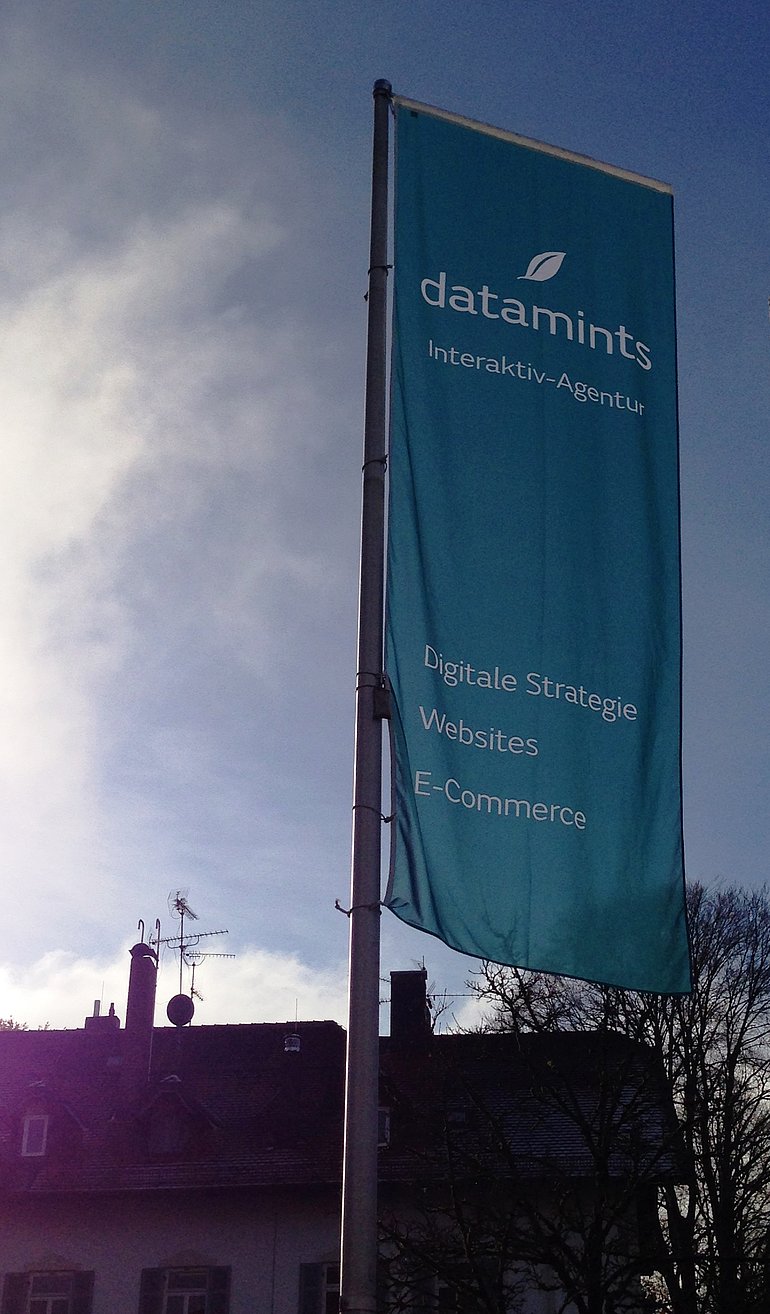 datamints GmbH in Penzberg - unsere neue Fahne in petrolblau